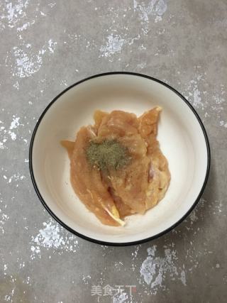 香煎鸡胸肉的做法步骤：3