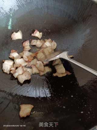 五花肉炒豆腐饼的做法步骤：1