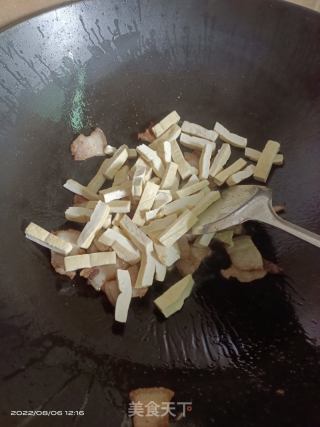 五花肉炒豆腐饼的做法步骤：2