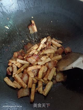 五花肉炒豆腐饼的做法步骤：3