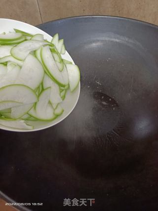 腊肠炒蒲瓜的做法步骤：2