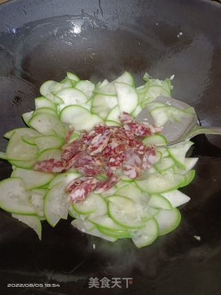 腊肠炒蒲瓜的做法步骤：3