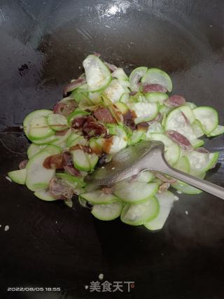 腊肠炒蒲瓜的做法步骤：4