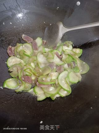 腊肠炒蒲瓜的做法步骤：5