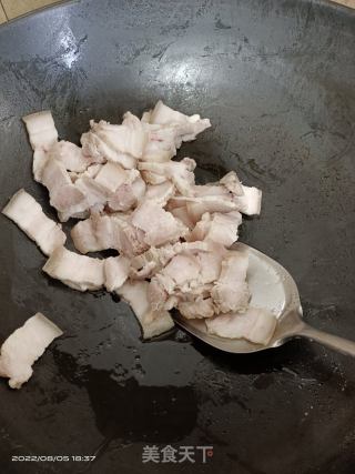 五花肉炒豆腐饼的做法步骤：1