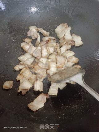 五花肉炒豆腐饼的做法步骤：2