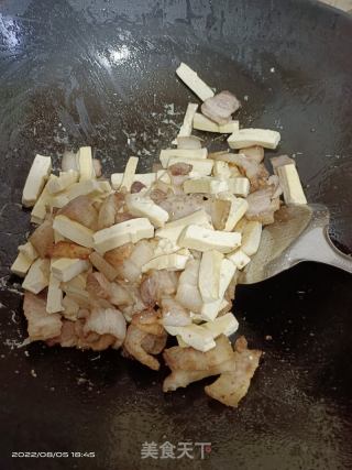 五花肉炒豆腐饼的做法步骤：3