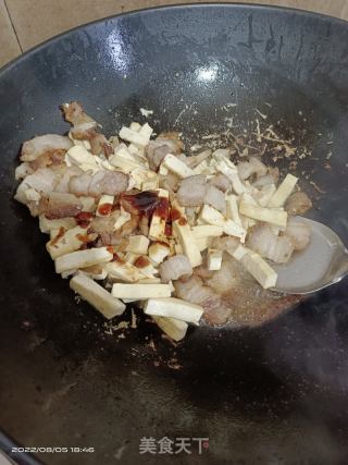 五花肉炒豆腐饼的做法步骤：4