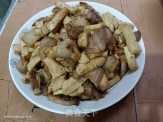 五花肉炒豆腐饼的做法步骤：6