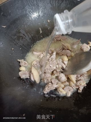 鸭肉炒洋葱的做法步骤：2