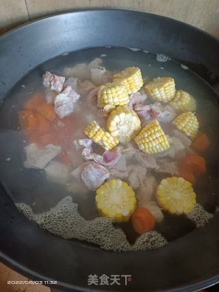 排骨胡萝卜玉米汤的做法步骤：4