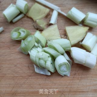 茄子烧腊鱼的做法步骤：3
