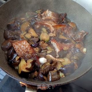 茄子烧腊鱼的做法步骤：11