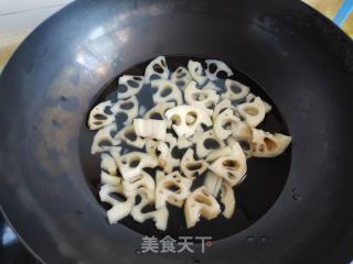 莲藕炒秋葵的做法步骤：3