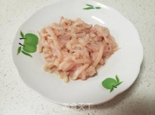 茄子炒鸡胸肉的做法步骤：1