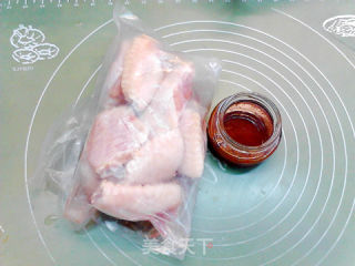 电饭煲版香辣鸡翅的做法步骤：1