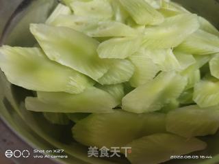 肉片炒莴笋的做法步骤：1