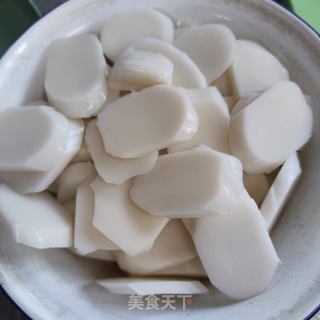 鸡蛋白菜汤年糕的做法步骤：1