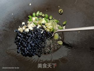 豆豉焖芋苗的做法步骤：2