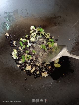 豆豉焖芋苗的做法步骤：3