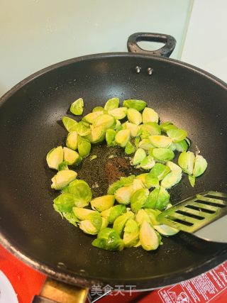 袍子甘蓝炒腊肉的做法步骤：1