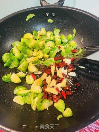 袍子甘蓝炒腊肉的做法步骤：2