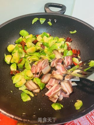 袍子甘蓝炒腊肉的做法步骤：3