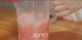 夏日缤纷果球气泡水的做法步骤：2