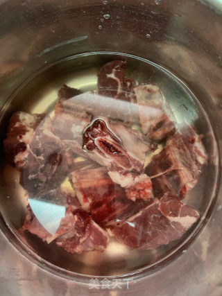 红烧牛排骨面的做法步骤：1