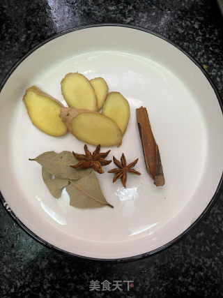 红烧牛排骨面的做法步骤：2