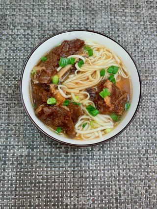 红烧牛排骨面的做法步骤：11