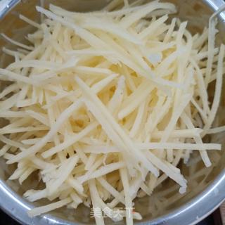 韭苔肉片炒土豆的做法步骤：1