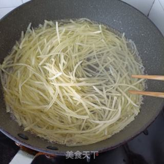 韭苔肉片炒土豆的做法步骤：4