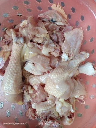 香菇焖鸡的做法步骤：1