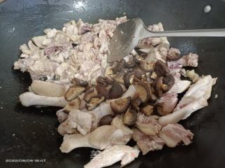 香菇焖鸡的做法步骤：4