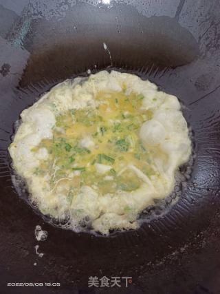 葱花炒鸡蛋的做法步骤：2