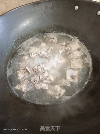 排骨胡萝卜玉米汤的做法步骤：1