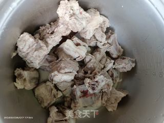 排骨胡萝卜玉米汤的做法步骤：2