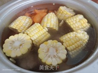 排骨胡萝卜玉米汤的做法步骤：4