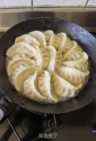 侠饭同款鸡脆骨煎饺的做法步骤：16