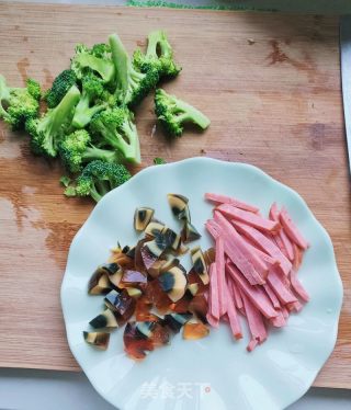 火腿皮蛋粥的做法步骤：2