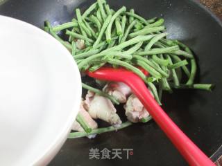 豇豆烧鸡翅根的做法步骤：3