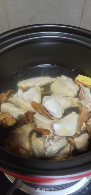 竹荪鹿茸菇煲老母鸡汤的做法步骤：4