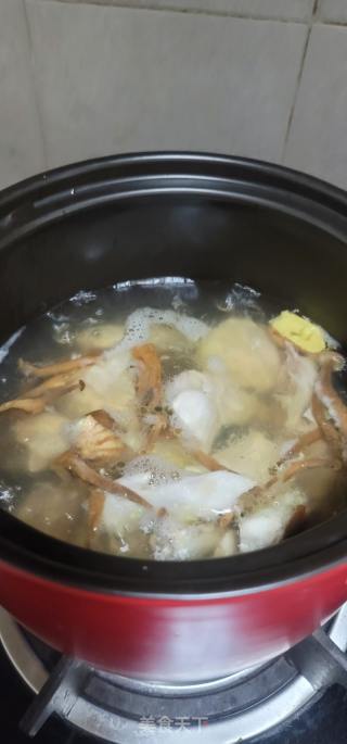 竹荪鹿茸菇煲老母鸡汤的做法步骤：5