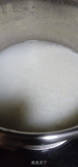 豌豆胡萝卜虾仁粥的做法步骤：1