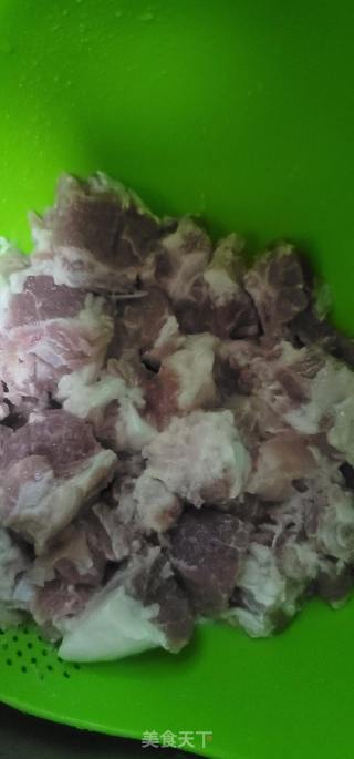 排骨焖凤眼果的做法步骤：1