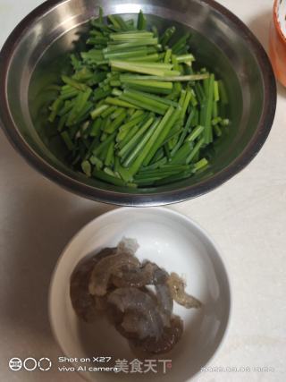 韭菜苗炒虾仁的做法步骤：2