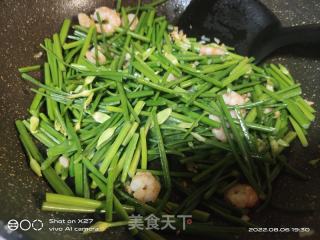 韭菜苗炒虾仁的做法步骤：3