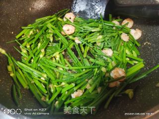 韭菜苗炒虾仁的做法步骤：5