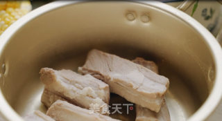 莲藕玉米猪骨汤的做法步骤：2